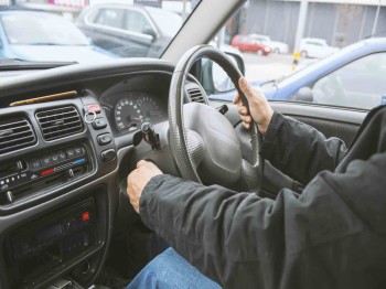 Rechtsgestuurde auto verkopen aan de Nederlandse autosloperij, kan dat?